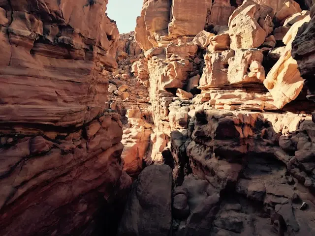 Wandeling door de smalle route van Canyon Salama in de Colored Mountains van Dahab